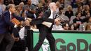 Ekspresi kemarahan pelatih San Antonio Spurs, Gregg Popovich (kanan) memprotes keputusan wasit saat timnya melawan L. A. Clippers pada laga NBA di AT&T Center, San Antonio (5/11/2016). (Reuters/ Soobum Im-USA TODAY Sports)