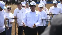 Menteri Pertanian Andi Amran Sulaiman saat menghadiri tanam jagung  bersama Dewan Perwakilan Daerah (DPD) RI yang mengangkat tema "Senator Peduli Ketahanan Pangan" di Kabupaten Pangkep, Sulawesi Selatan, Sabtu (27/09/2025). Foto: Humas Kementan