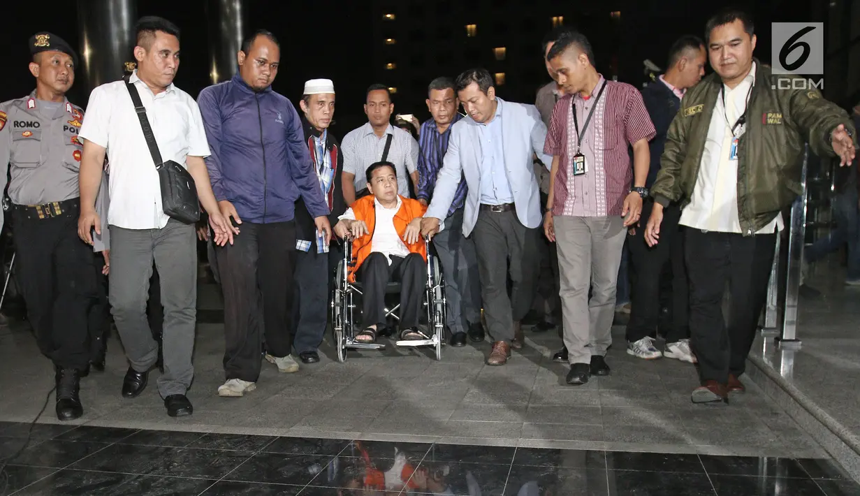 Tersangka korupsi e-KTP, Setya Novanto tiba di Gedung KPK dari Rumah Sakit Cipto Mangunkusumo (RSCM) menggunakan kursi roda pada, Minggu, (19/11). Tim dokter RSCM menilai Setya Novanto sudah tidak perlu dirawat inap lagi. (Liputan6.com/Herman Zakharia)