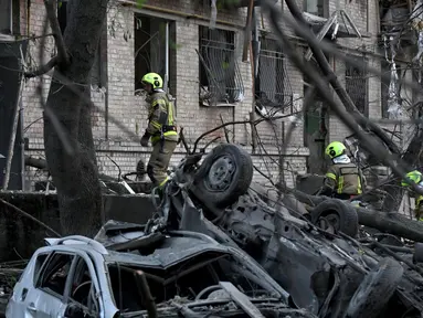 Tim penyelamat Ukraina melakukan upaya pencarian korban di lokasi serangan rudal Rusia di Kyiv, Kamis 24 April 2025. (Genya SAVILOV/AFP)