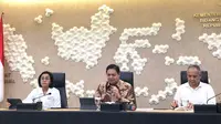 Menteri Koordinator Bidang Perekonomian Airlangga Hartarto dalam konferensi pers: PDB Kuartal III 2023 serta Stimulus Fiskal , Senin (6/11/2023). (Tira/Liputan6.com)