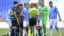 Striker Lazio, Ciro Immobile, melakukan protes kepada wasit saat melawan Inter Milan pada laga Liga Italia di Stadion Olimpico, Roma, Minggu (4/10/2020). Kedua tim bermain imbang 1-1. (Fabrizio Corradetti/LaPresse via AP)