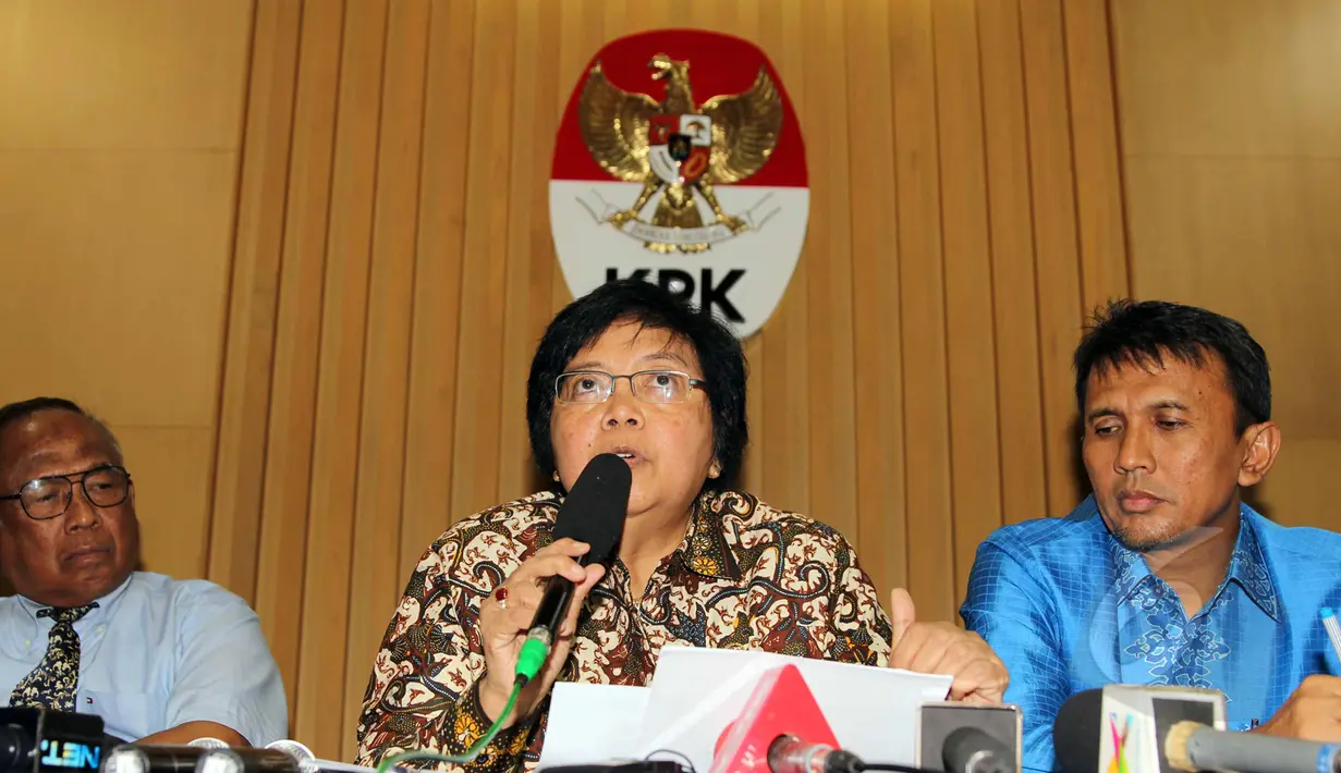 Menteri Lingkungan Hidup dan Kehutanan Siti Nurbaya Bakar (tengah) memberikan keterangan pers usai rapat koordinasi terkait eksekusi lahan sawit di Padang Lawas, Sumatera Utara, Gedung KPK, Jakarta, Selasa (28/4/2015).(Liputan6.com/Helmi Afandi)