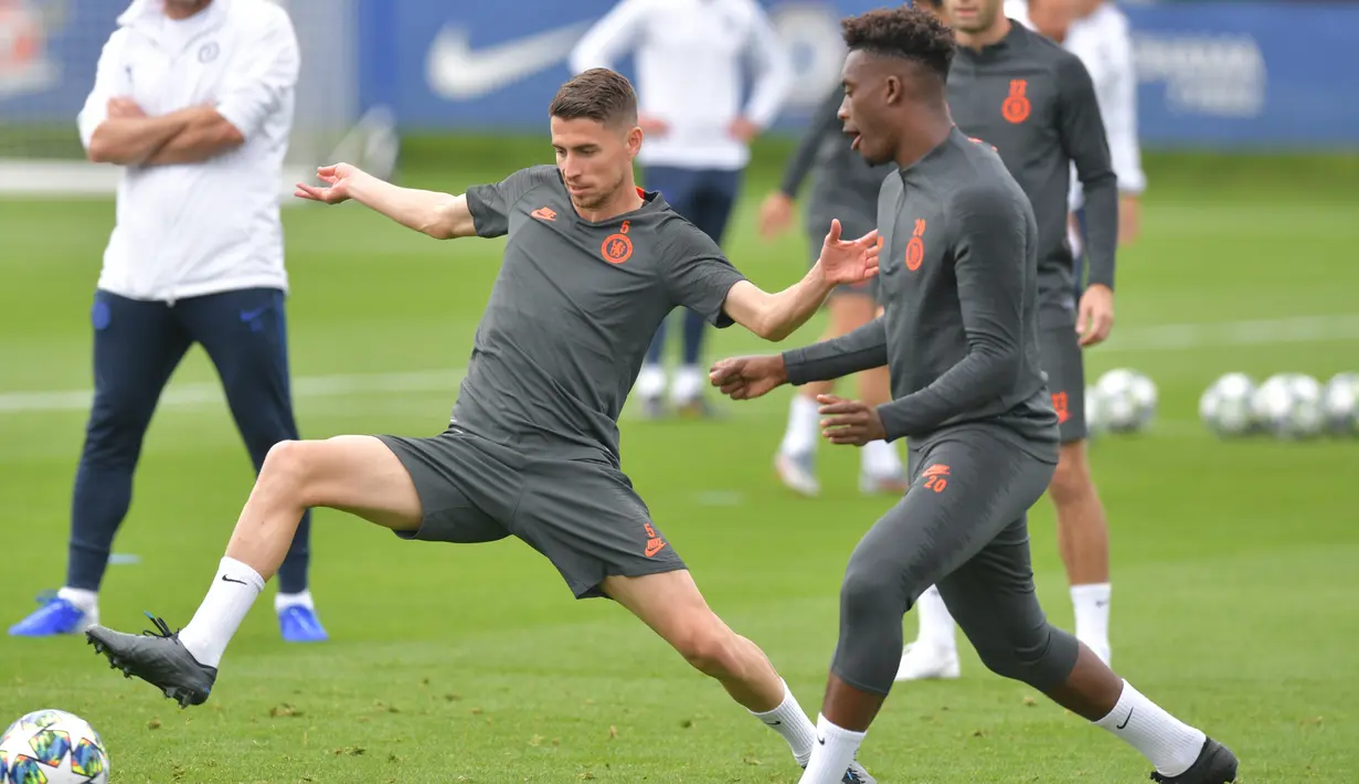 Gelandang Chelsea, Jorginho (kiri) dan Callum Hudson-Odoi mengikuti latihan di kompleks Cobham, London, Inggris (16/9/2019). Chelsea akan bertanding melawan wakil Spanyol, Valencia pada grup H Liga Champions. (AFP Photo/Olly Greenwood)
