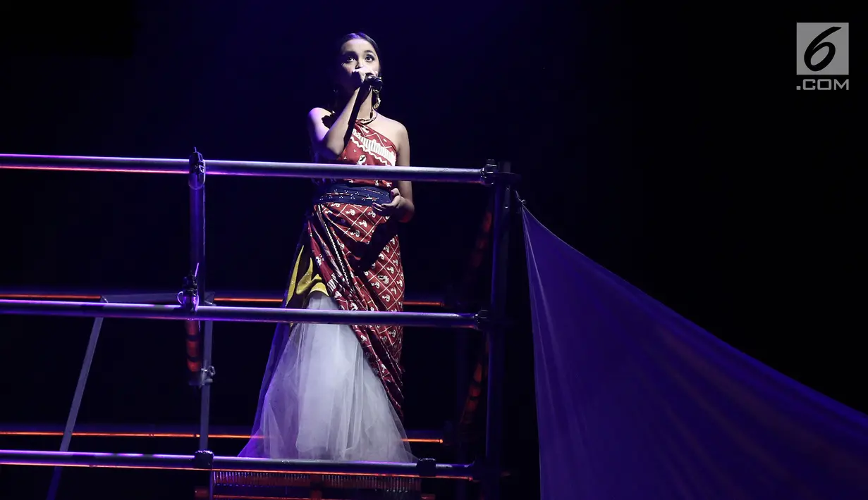 Penampilan penyanyi Lyodra dengan membawakan lagu nasional Garuda Pancasila pada Konser Pancasila Gemilang di JCC, Jakarta, Selasa (22/08). Lagu tersebut menggambarkan Sila Kelima Pancasila. (Liputan6.com/Herman Zakharia)
