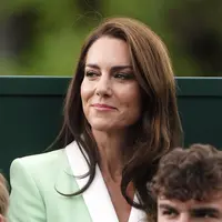 Kate Middleton tiba pada Selasa pagi dalam balutan blazer Balmain berwarna hijau mint untuk hari kedua Wimbledon. (Zac Goodwin/Pool Photo via AP)