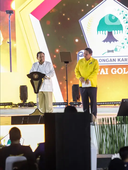 “Banyak yang bilang Pak Prabowo sekarang berubah, bagaimana tidak berubah, dua kali dikalahkan makanya saya berubah,” tutur Prabowo disambut tawa Jokowi dan hadirin di acara HUT Partai Golkar. (Liputan6.com/Angga Yuniar)
