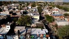 Mural Lionel Messi pada tembok di kawasan rumah masa kecilnya di La Bajada, Rosario, Argentina, 18 April 2018. Sebagai hadiah pernikahan, beberapa teman masa kecilnya melukis mural di dinding lapangan tempat mereka dulu bermain. (AP/Natacha Pisarenko)