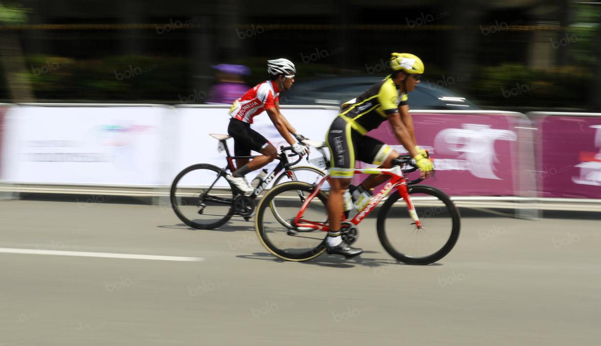 Para pebalap usai melintasi garis finish pada ajang Tour de Jakarta di Jakarta, Sabtu (30/7/2016). (Bola.com/Nicklas Hanoatubun)