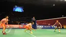 Pertarungan sengit antara Shin Baek Choel/Ko Sung Hyun (korsel) melawan Fu Haifeng/Zhang Nan asal Tiongkok di final BCA Indonesia Open 2015 di Jakarta, Minggu (7/6/2015). Shin Baek C/Ko Sung Hyun menang 21-16,16-21,21-19. (Liputan6.com/Andrian M Tunay)