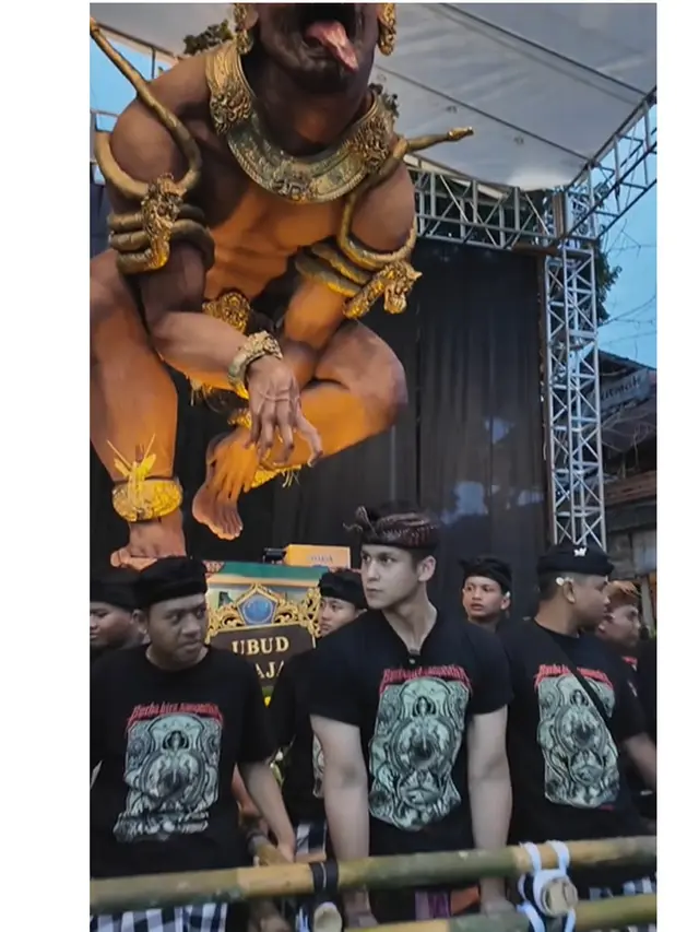 6 Potret Antonio Blanco Ikut Arak Ogoh-Ogoh, Rayakan Nyepi di Ubud Bali