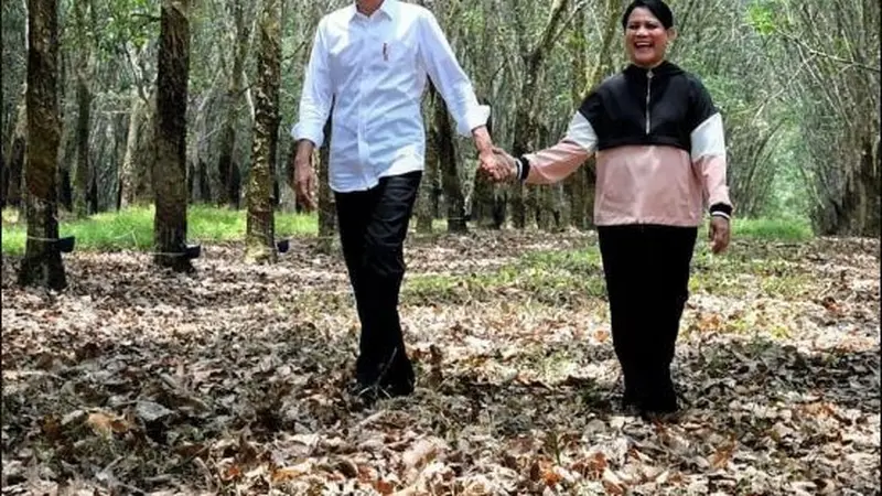 Pose Mesra Jokowi dan Iriana di Hutan Karet Banyuasin