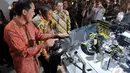 Mendag dan Menpora tampak kagum melihat mesin yang didesain transparan saat berkeliling di IIMS, JIEXpo, Jakarta, Kamis (18/9/2014) (Liputan6.com/Miftahul Hayat)