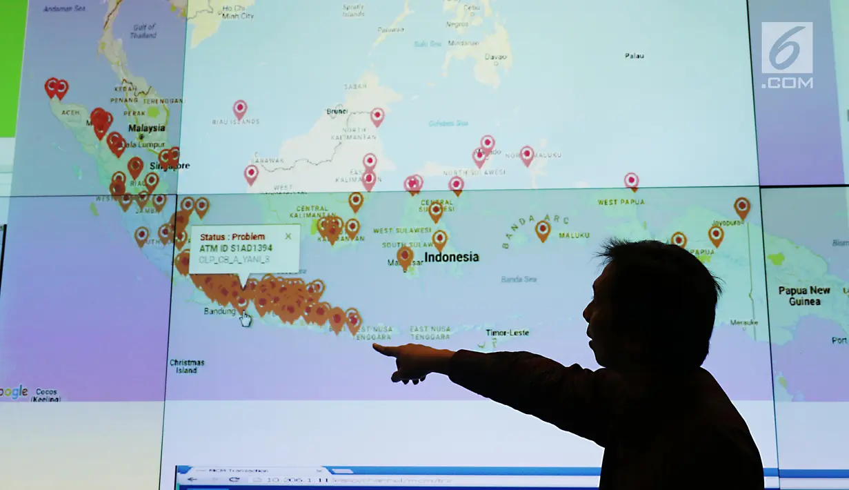 Karyawan menunjukkan layar peta operasional Mandiri ATM secara nasional, Jakarta, Senin (19/6). Adapun pada kondisi normal, rata2 transaksi harian Bank Mandiri mencapai kisaran 11 jutaan transaksi. (Liputan6.com/Angga Yuniar)