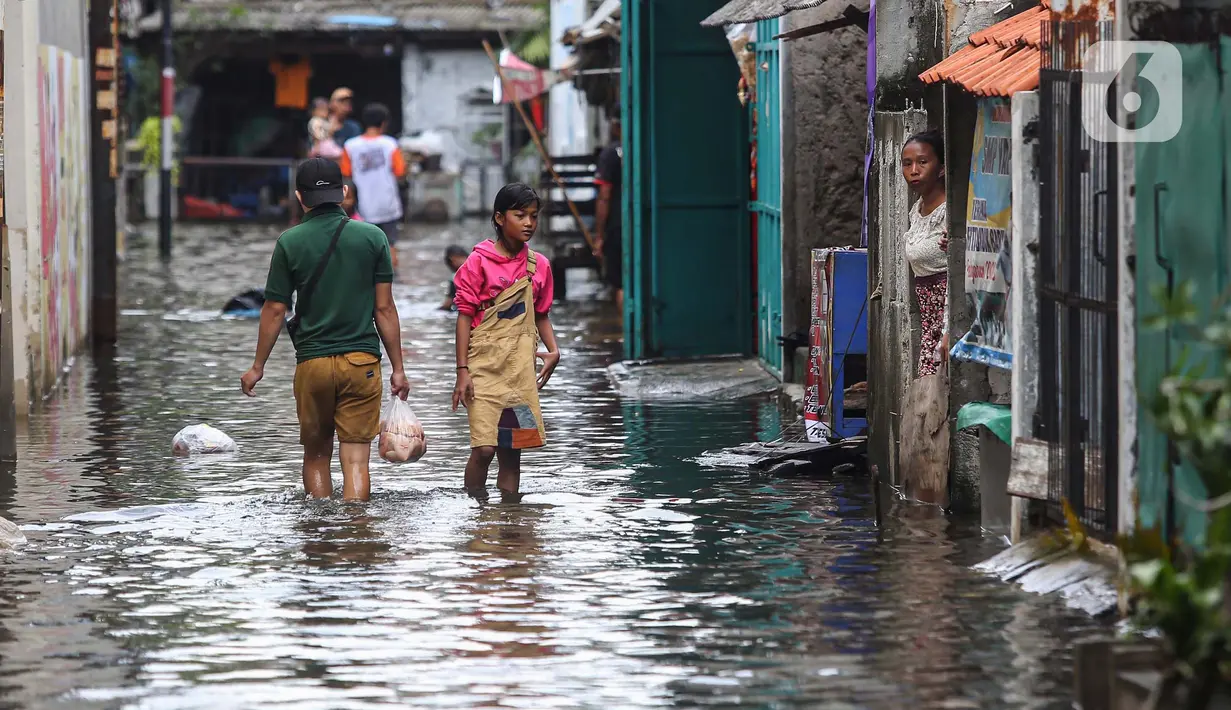 BPBD Jakarta juga telah menyalurkan bantuan logistik bagi masyarakat terdampak banjir yang saat ini masih berada di lokasi pengungsian. (Liputan6.com/Angga Yuniar)