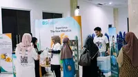 Peserta Ramadan Euphoria mengunjungi booth Bank Syariah Indonesia dan Kahf di acara Ramadan Euphoria di Masjid Raya KH. Hasyim Asy'ari. (istimewa)