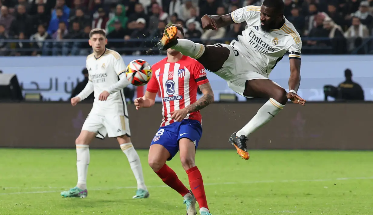 Kedua tim saling berbalas gol pada laga ini sehingga harus memainkan perpanjangan waktu. (Giuseppe CACACE / AFP)