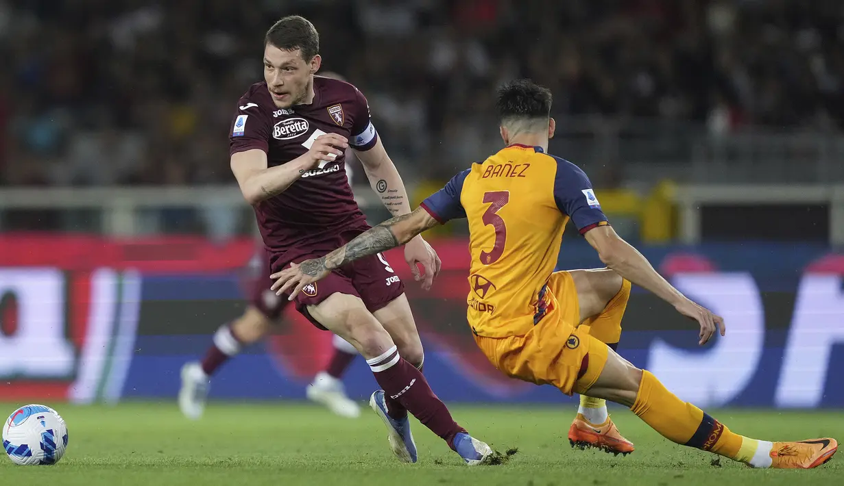 <p>Penyerang Torino, Andrea Belotti berusaha melewati bek AS Roma, Ibanez pada pertandingan lanjutan Liga Serie A Italia di Stadion Olimpiade di Turin, Italia, Sabtu (21/5/2022). Tammy Abraham mencetak dua gol dan mengantar Roma menang telak atas Torino 3-0. (Spada/LaPresse via AP)</p>