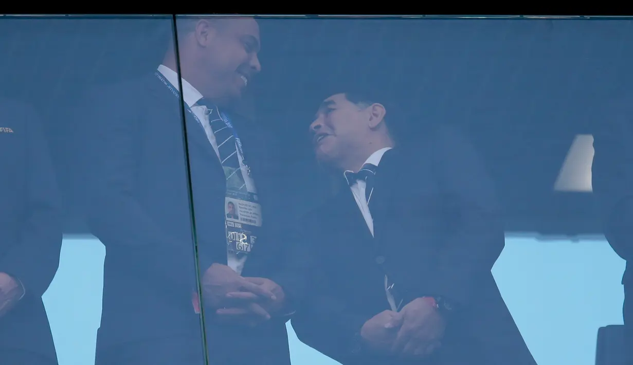 Mantan pemain Brasi, Ronaldo berbincang dengan mantan pemain Argentina, Diego Maradona sebelum pertandingan final Piala Konfederasi 2017 antara Chile dan Jerman di Stadion Saint Petersburg, Rusia (2/7). (AP Photo/Ivan Sekretarev)