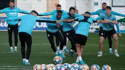 Para pemain Villarreal mengambil bagian dalam sesi latihan di Ciudad deportiva Villarreal di Vila-real, 21 Februari 2022. Villarreal akan menjamu Juventus pada leg pertama babak 16 besar Liga Champions 2021/22, Rabu 23 Februari 2022 dini hari WIB. (JOSE JORDAN/AFP)