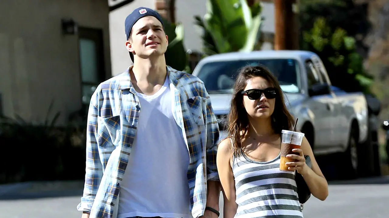 Mila Kunis Pamerkan Perutnya Buncit Sambil Belanja Sayuran