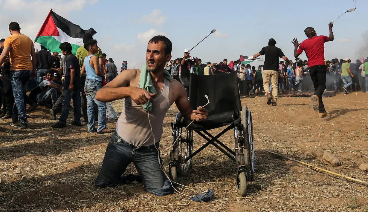 Seorang pria Palestina bernama Saber al-Ashkar menyiapkan batu saat terlibat bentrok dengan pasukan Israel di dekat perbatasan antara Israel dengan Jalur Gaza (11/5). (AFP/Mahmud Hams)