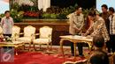 Wakil Presiden Jusuf Kalla (kiri) menyaksikan MoU pada acara penandatanganan Nota Kesepahaman (MoU) bersama antara kementerian dan institusi penegak hukum di Istana Negara, Jakarta, Kamis (28/1). (Liputan6.com/Faizal Fanani)