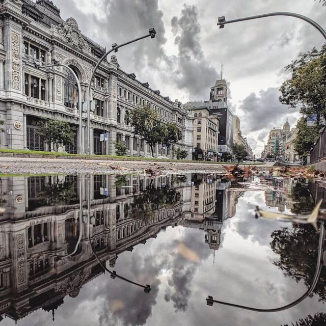 8 Jepretan Suasana Kota di Genangan Air Ini Unik, Terlihat Bak Lukisan