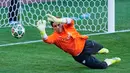 Kiper Inter Milan, Yann Sommer, berusaha menghalau bola saat sesi latihan jelang laga melawan PSG pada partai final Liga Champions di Stadion di Allianz Arena, Munchen. (AP Photo/Martin Meissner)