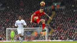 Pemain Liverpool, Philippe Coutinho mengontrol bola saat melawan Swansea City pada lanjutan Premier League di Anfield, Liverpool, (Sabtu (21/1/2017). Liverpool kalah 2-3.  (Peter Byrne/PA via AP)