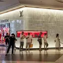 Jaringan Teh China Kena Denda Imbas Logo Mirip Louis Vuitton