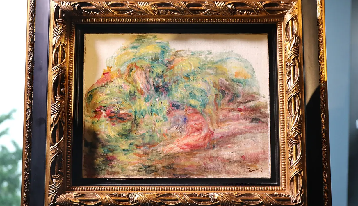 Lukisan "Deux Femmes Dans Un Jardin" karya Renoir yang dikembalikan dalam upacara di New York, Rabu (12/9). Lukisan yang dilukis pada 1919 itu dicuri oleh Nazi dari brankas Bank Paris dan kini dikembalikan ke tangan cucu pemilik. (SPENCER PLATT/AFP)