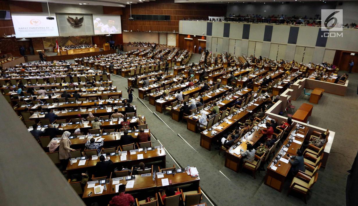 Suasana sidang paripurna pengesahan Peraturan Pemerintah Pengganti Undang-Undang Nomor 2 Tahun 2017 tentang Perppu Ormas di gedung Parlemen, Jakarta, Selasa (24/10). DPR resmi Mengesahkan Perpu Ormas melalui Voting. (Liputan6.com/Johan Tallo)