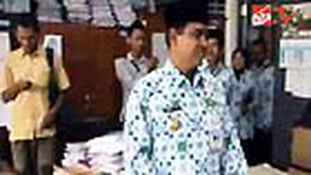 Wali Kota Tegal Ikmal Jaya, terkejut saat mendapati ratusan materi cabul saat merazia kantor Dinas Perhubungan setempat. Wali Kota akan menindak tegas stafnya yang terbukti menyimpan materi porno itu.