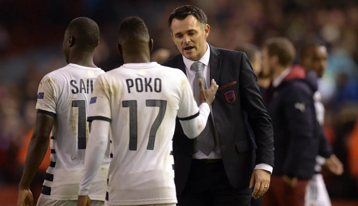 Pelatih Bordeaux, Willy Sagnol, memotivasi anak asuhnya usai takluk dari Liverpool pada laga Liga Europa di Stadion Anfield, Inggris, Kamis (26/11/2015). (AFP Photo/Oli Scarff)