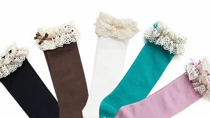 Buat Kakimu Tambah Lucu dengan 4 Motif Kaus Kaki Ini