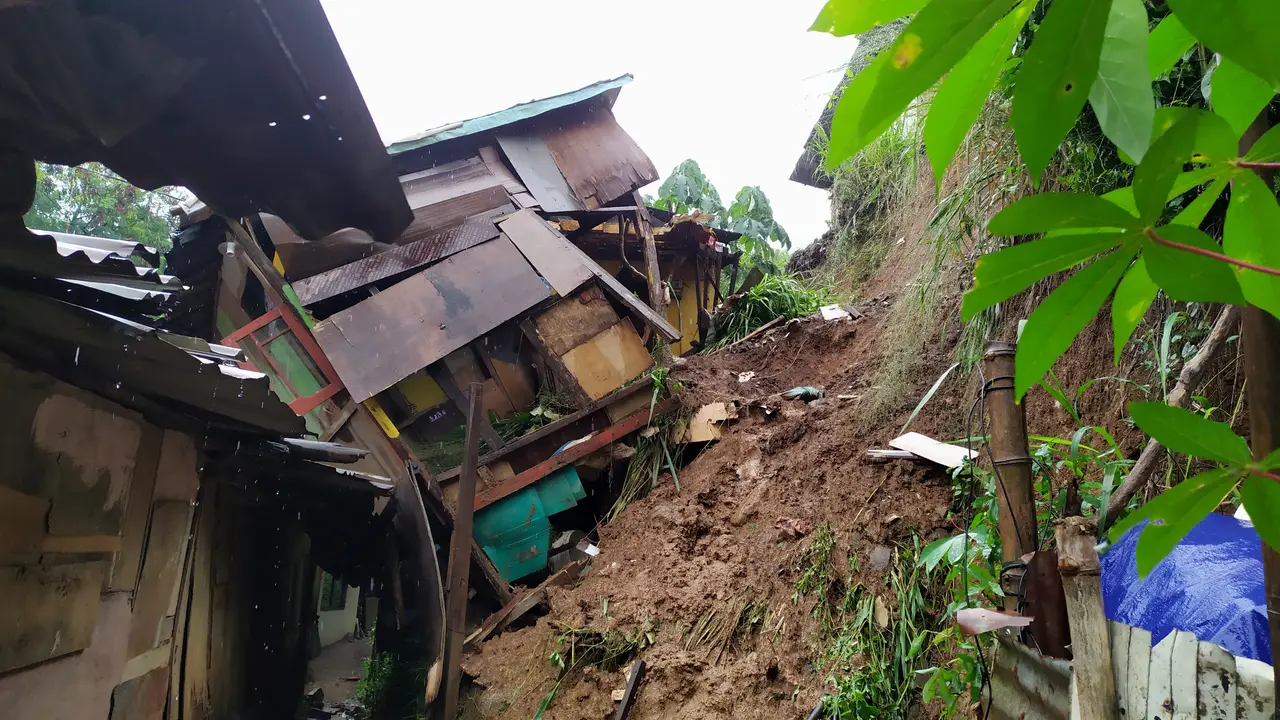 Longsor timpa sebuah rumah di Kecamatan Tanah Sereal, Bogor, Jawa Barat.