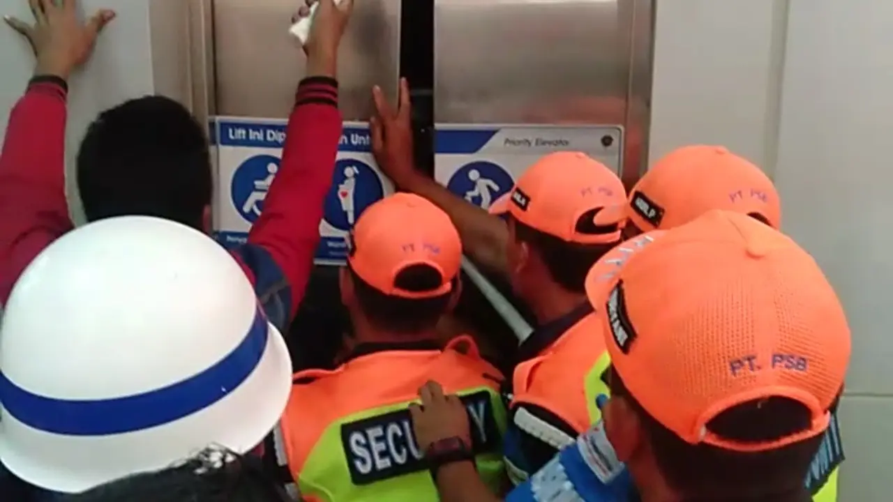 Lift Stasiun Parungpanjang Jatuh
