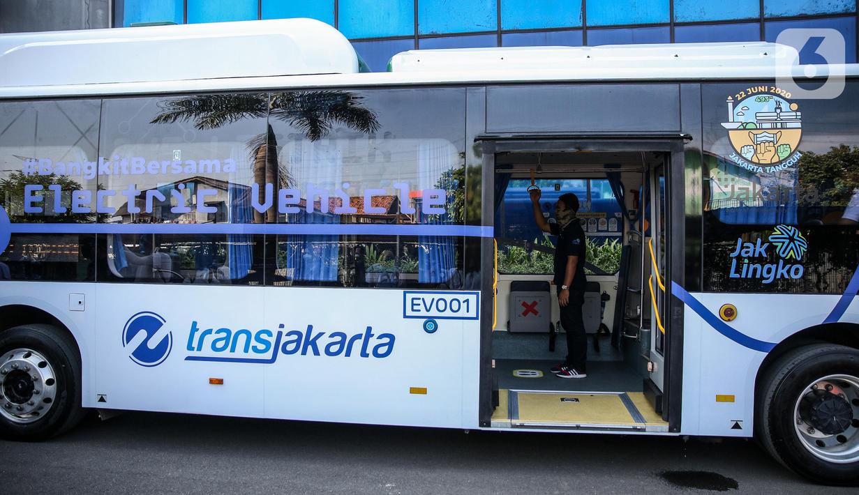 Bus listrik Transjakarta jelang uji coba di Kantor Pusat Transjakarta, Senin (6/7/2020). PT Transportasi Jakarta (Transjakarta) melakukan uji coba bus listrik rute Balai Kota - Blok M dengan mengangkut pelanggan selama tiga bulan ke depan mulai Senin (6/7). (Liputan6.com/Faizal Fanani)