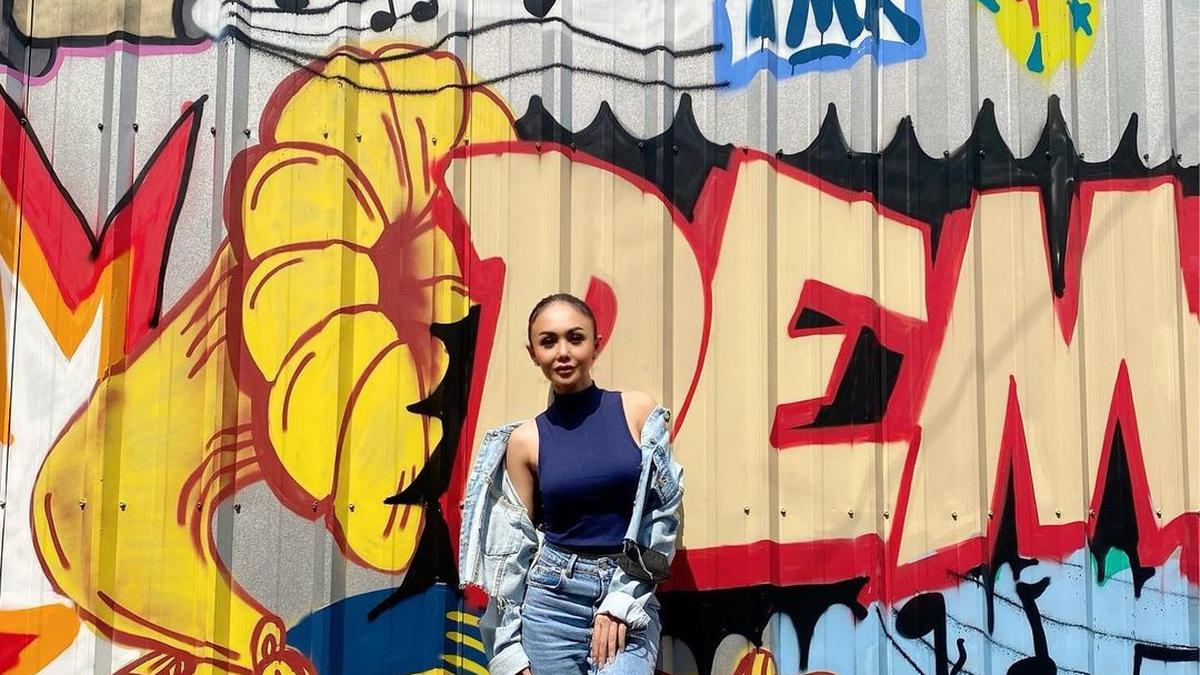9 Inspirasi Padu Padan Denim untuk Wanita Usia 50+ agar Tetap Stylish