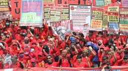 Peserta aksi hari buruh internasional atau May Day mulai berdatangan ke Bundaran Hotel Indonesia (HI), Jakarta, Senin (1/5). Massa buruh dari berbagai daerah itu akan menyuarakan tuntutan di depan Istana Presiden. (Liputan6.com/Angga Yuniar)