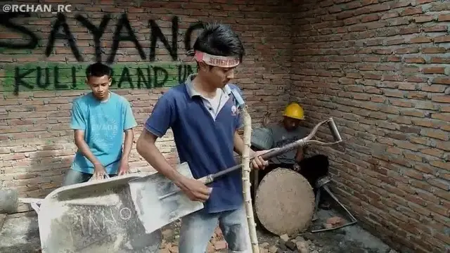 6 Tingkah Kuli Bangunan Bak Musisi Ini Bikin Ketawa Lepas