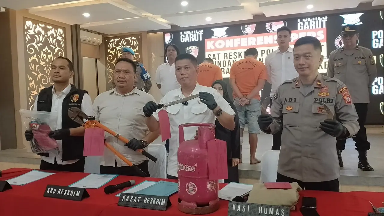 Kasat Reskrim Polres Garut AKP Joko Prihatin, menunjukan barang bukti senjata tajam yang digunakan para tersangka kasus pencurian dengan kekerasan dalam rilis kasus di Mapolres Garut, Rabu, (5/3/2025). (Liputan6.com/Jayadi Supriadin)