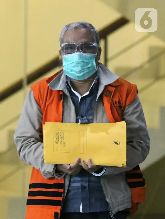 Mantan PPK Pembangunan Jembatan Waterfront Dinas Bina Marga dan Pengairan Kab Kampar, Adnan usai menjalani pemeriksaan di gedung KPK, Jakarta, Senin (19/10/2020). Adnan diperiksa atas dugaan korupsi pengadaan dan pelaksanaan pembangunan Jembatan Bangkinang. (Liputan6.com/Helmi Fithriansyah)