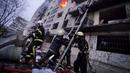 Petugas pemadam kebakaran berusaha mengevakuasi warga dari gedung apartemen yang terkena tembakan di Kyiv, Ukraina (14/3/2022). Dua orang tewas pada 14 Maret 2022 akibat serangan penembakan dan rudal Rusia yang menghancurkan gedung apartemen tersebut. (Ukrainian State Emergency Service via AP)