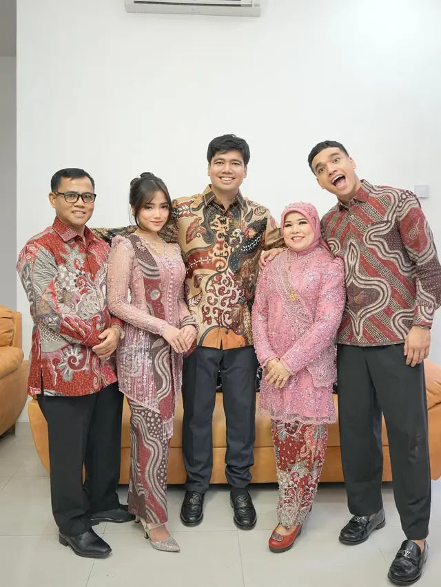 6 Pesona Fuji An dalam Balutan Kebaya Pink di Acara Lamaran Sang Kakak, Frans Faisal