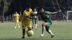 Striker Vamos Indonesia, Risyad, berebut bola dengan pemain PS Tira Persikabo U-18 pada pertandingan persahabatan di Lapangan A GBK, Jakarta, Rabu (29/5). Kedua klub bermain imbang 1-1. (Bola.com/Yoppy Renato)