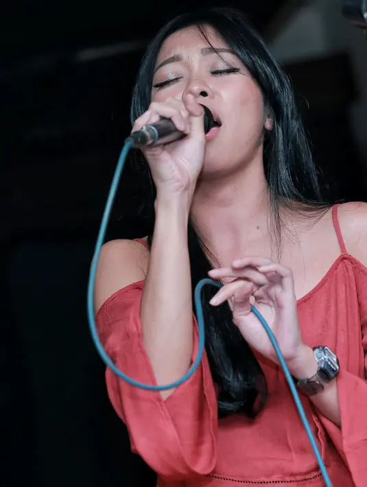 Puti, backing vokalnya ingin membawa Barasuara lebih dikenal lagi diberbagai daerah di Indonesia. Tentu dengan ciri khas yang diusungnya selama ini. (Adrian Putra/Bintang.com)