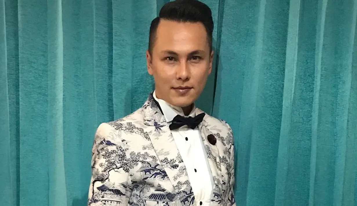 Tak hanya polosan, setelan jas bermotif juga membuat Andhika Pratama semakin menawan. Ditambah dengan dasi kupu-kupu yang senada dengan jasnya, membuat aktor asal Malang ini terlihat makin berkharisma.(Liputan6.com/IG/@andhiiikapratama)