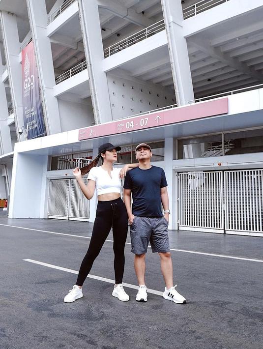 Gimana, Raditya Dika dan istrinya Anissa Aziza udah masuk dalam daftar artis couple goals belum? (FOTO: instagram.com/p/Ci_keTwhIYL/)
